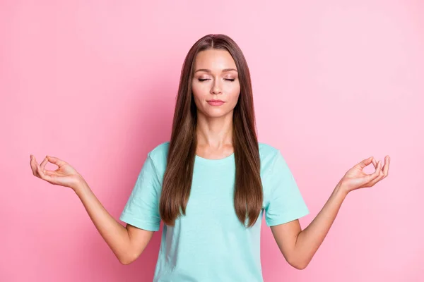 Foto ritratto di calma ragazza bruna meditare praticando yoga chiuso gli occhi isolati su sfondo di colore rosa pastello — Foto Stock