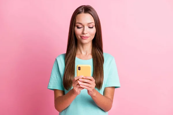 Foto retrato de mulher feliz lendo informações sobre celular isolado no fundo cor-de-rosa pastel — Fotografia de Stock