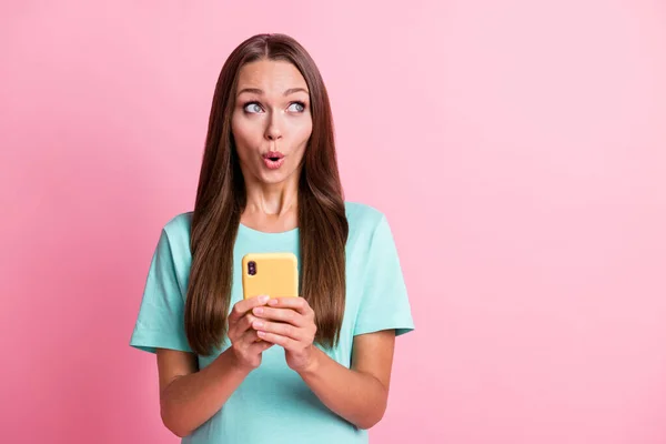 Фото молодого шокированного удивлённого удивления привлекательной женщины с помощью смартфона выглядят копирайтом изолированы на розовом фоне — стоковое фото