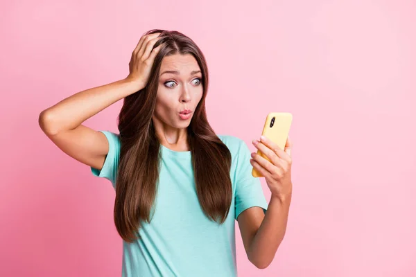 Foto retrato de la preocupada morena nerviosa insegura manteniendo el teléfono celular estresado tocando la cabeza aislada sobre fondo de color rosa pastel — Foto de Stock