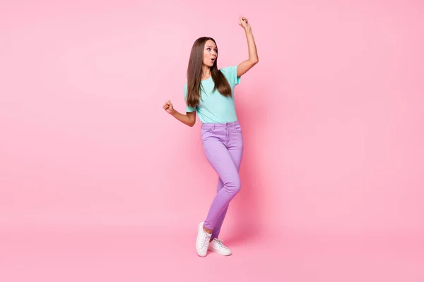 Foto em tamanho completo de jovem alegre bom humor mulher desgaste teal t-shirt dançando procurando copyspace isolado na cor rosa fundo — Fotografia de Stock