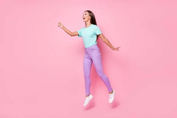 Foto de tamaño completo de joven hermosa mujer feliz sonrisa salto mantenga paraguas invisible aislado en el fondo de color rosa —  Fotos de Stock
