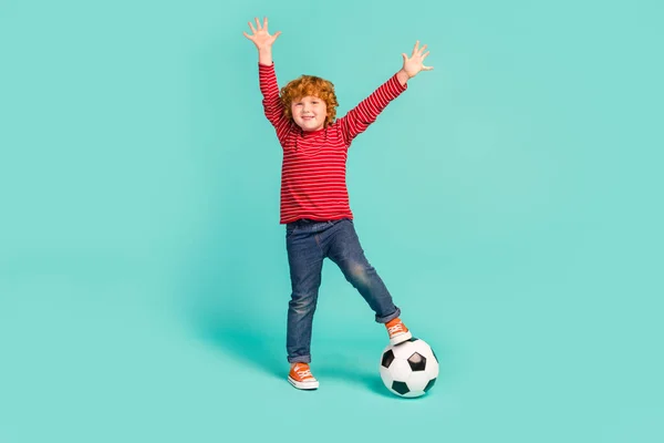 全身写真の感動的な小さな男の子のサッカーウェアシャツジーンズスニーカー隔離された青の背景 — ストック写真