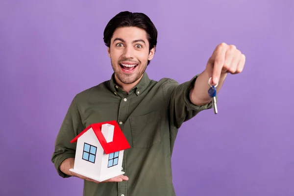 Photo de émerveillé excité jeune homme heureux tenir main clés loyer hypothécaire isolé sur fond de couleur pourpre — Photo