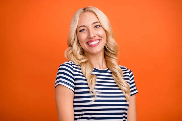 Retrato de menina alegre atraente vestindo tshirt listrada irradiando sorriso isolado sobre fundo cor de laranja vibrante — Fotografia de Stock