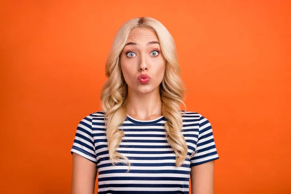 Foto portrét blondýna žena na sobě pruhované tričko zírá s našpulenými rty izolované jasně oranžové barvy pozadí — Stock fotografie
