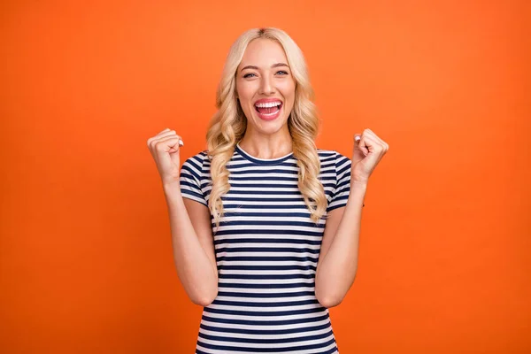 Портрет привлекательной веселой счастливой довольной девушки, радующейся веселью на ярко-оранжевом фоне — стоковое фото