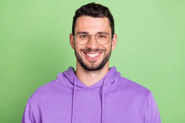 Foto de chico morena joven agradable usar gafas sudadera con capucha violeta aislado sobre fondo de color verde —  Fotos de Stock