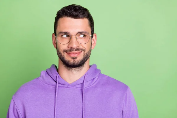 Foto de lindo millennial morena chico look vacío espacio desgaste gafas violeta sudadera con capucha aislado en color verde fondo —  Fotos de Stock