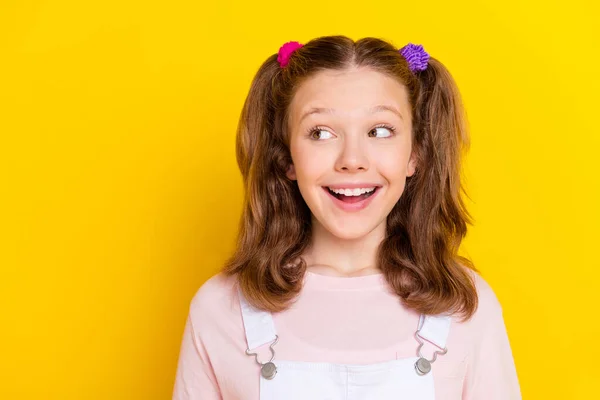 Foto retrato sorrindo surpreendido feliz estudante com caudas olhando copyspace isolado cor amarela brilhante fundo — Fotografia de Stock