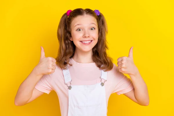 Πορτρέτο της ελκυστικής girlish χαρούμενο κορίτσι δείχνει μικρογραφία ad cool λύση απομονώνονται σε φωτεινό κίτρινο χρώμα φόντο — Φωτογραφία Αρχείου