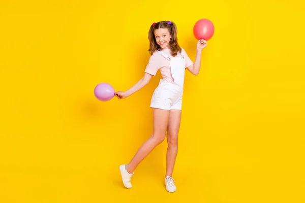 Full length body size άποψη του ελκυστικό χαρούμενο κορίτσι κρατώντας μπάλες του αέρα εκδήλωση χορού απομονώνονται σε φωτεινό κίτρινο χρώμα φόντο — Φωτογραφία Αρχείου