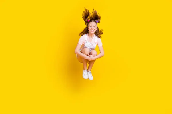 Повна довжина тіла фото школярка стрибає веселий щасливий ізольований яскраво-жовтий кольоровий фон — стокове фото