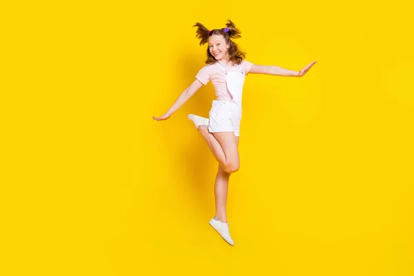 Longitud completa vista del tamaño del cuerpo de chica atractiva alegre saltando posando buen humor aislado sobre fondo de color amarillo brillante —  Fotos de Stock
