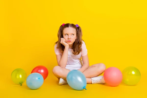 Plná délka tělo velikost fotografie školačka na party s balónky náladové nevrlý smutný izolovaný pulzující žlutá barva pozadí — Stock fotografie