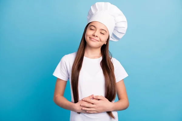 Foto di gioiosa felice allegra bambina tenere per mano stomaco buon pasto isolato su sfondo di colore blu — Foto Stock