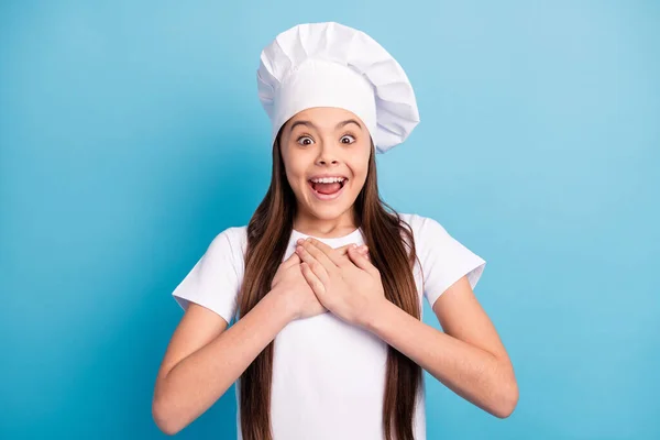 Foto di stupito stupito felice piccola signora tenere le mani regalo petto indossare cappello chef isolato su sfondo di colore blu — Foto Stock