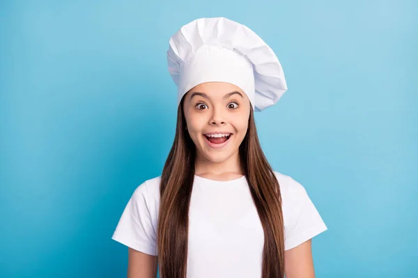 Foto di stupito scioccato felice piccolo chef ragazza indossare cappello notizie informazioni isolate su sfondo di colore blu — Foto Stock
