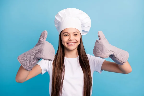 Foto di allegro positivo felice signora indossare guanti cappello chef fare pollici-up isolato su sfondo di colore blu — Foto Stock