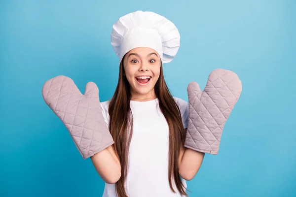 Foto di felice positivo bella ragazza chef indossare guanti guanti sorridere buon umore isolato su sfondo di colore blu pastello — Foto Stock