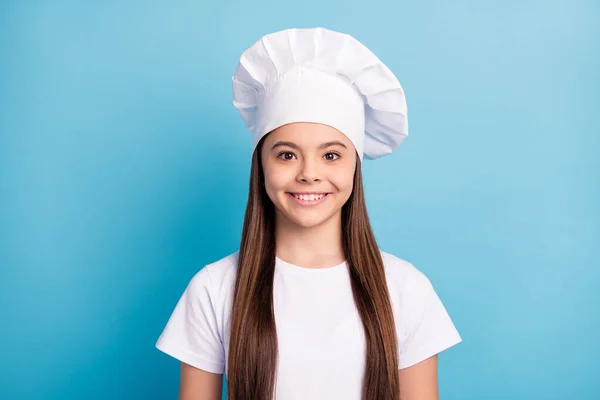 Foto di affascinante carino felice chef ragazza sorriso buon umore cuoco isolato su sfondo di colore blu pastello — Foto Stock