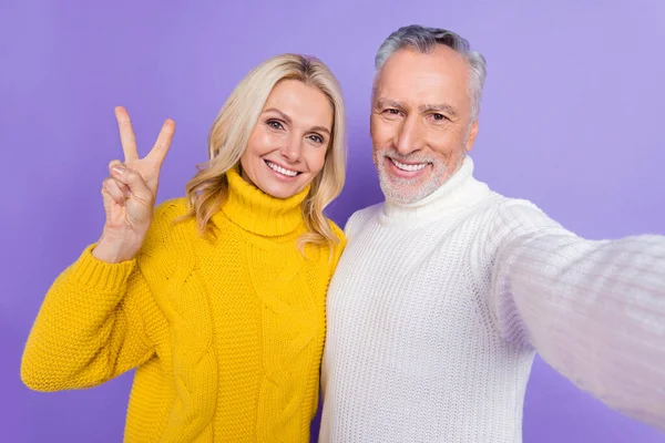 Foto de esposa madura bastante dulce marido usar pullovers de punto mostrando v-signo abrazando vlogging aislado color púrpura fondo —  Fotos de Stock