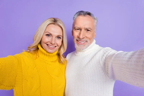 Foto de adorable esposa bastante madura marido usar pullovers de punto sonriendo abrazando vlogging aislado color púrpura fondo —  Fotos de Stock