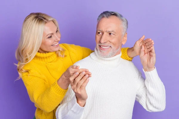 Фото возбужденный старший муж жена одет трикотаж свитера сюрприз улыбаясь изолированный фиолетовый цвет фона — стоковое фото