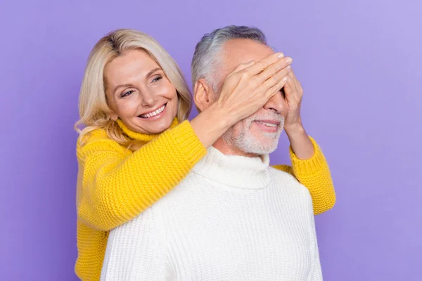 Foto de encantador emocionado marido mayor esposa vestida de punto suéteres brazos cerrar los ojos sorpresa sonriente aislado violeta color fondo —  Fotos de Stock