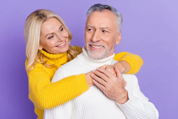 Foto de adorable linda esposa madura marido usar pullovers de punto sonriendo abrazando mirando ojos aislados color púrpura fondo —  Fotos de Stock