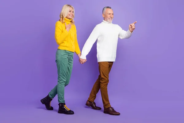 Foto de esposa bastante madura excitada marido usar pulóveres de punto caminando sosteniendo los brazos apuntando espacio vacío aislado color púrpura fondo — Foto de Stock