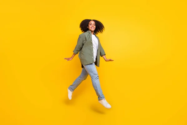 Foto de cuerpo completo de la morena impresionada millennial más tamaño señora correr usar camisa jeans zapatos aislados en el fondo de color amarillo —  Fotos de Stock