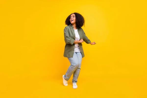 Foto de larga duración de la fresca morena milenaria con curvas dama danza desgaste camisa jeans calzado aislado sobre fondo de color amarillo —  Fotos de Stock