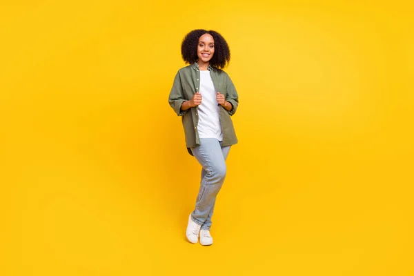 Full storlek foto av härlig brunett ung kurvig dam stå bära skjorta jeans sneakers isolerad på gul färg bakgrund — Stockfoto