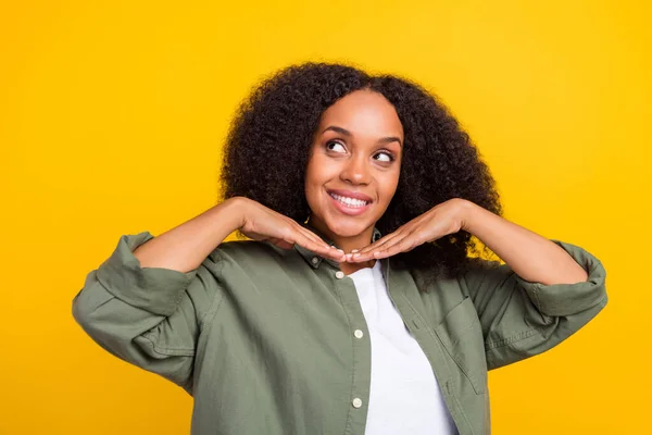 Foto de morena legal jovem senhora olhar promo desgaste cáqui camisa jeans tênis isolado no fundo de cor amarela — Fotografia de Stock