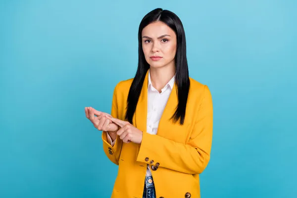 Фото несчастной строгой молодой бизнес-женщины подсчет пальцев учат ошибка босс изолирован на синем фоне цвета — стоковое фото