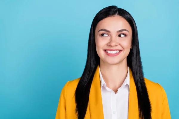 Foto von Traum aufgeregt freudige junge Frau suchen leeren Raum genießen Inspiration isoliert auf pastellblauem Hintergrund — Stockfoto