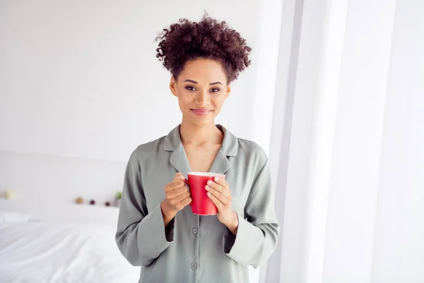 Fénykép fiatal vonzó afrikai hölgy hold bögre ital finom forró kávé latte espresso ébredés beltérben — Stock Fotó