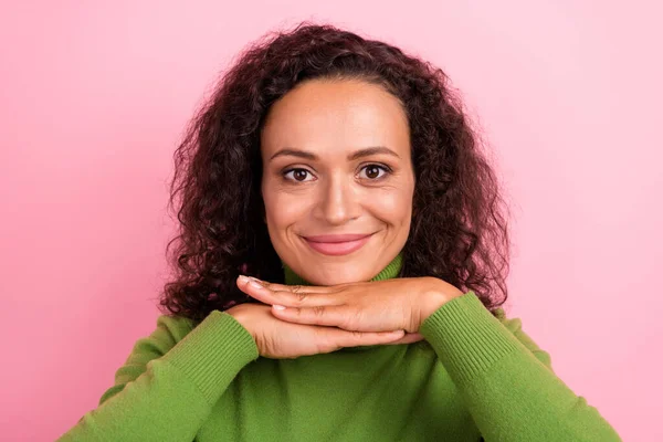 Foto de adorable mujer afro de ensueño usar verde cuello alto brazos manos barbilla sonriente aislado color rosa fondo — Foto de Stock