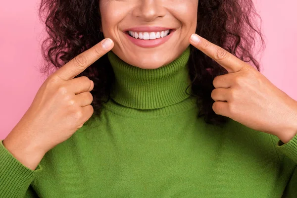 Foto recortada de doce brilhante afro mulher desgaste verde gola alta apontando dedos boca sorrindo isolado cor rosa fundo — Fotografia de Stock