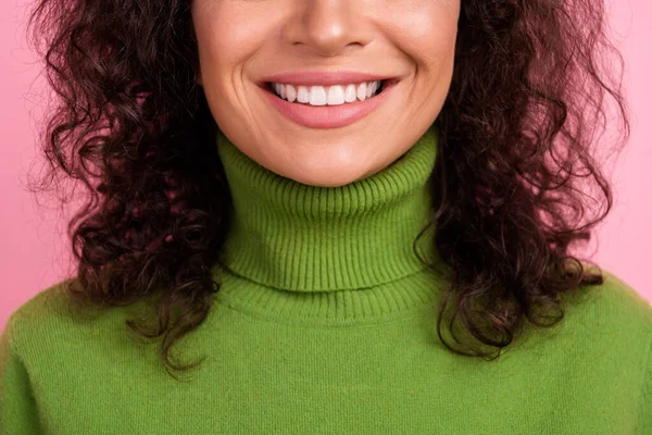 Gehakte foto van vrij charmante Afrikaanse dame gekleed groene coltrui glimlachen geïsoleerde roze kleur achtergrond — Stockfoto