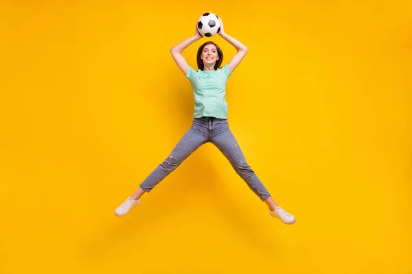 フルサイズ写真のクレイジーブルネット毛深い若い女性遊びジャンプ摩耗tシャツジーンズスニーカー隔離された黄色の背景 — ストック写真