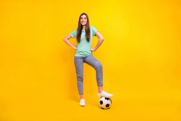 Ganzes Foto von funky Brünette Frisur Millennial Dame spielen tragen T-Shirt Jeans Turnschuhe isoliert auf gelbem Hintergrund — Stockfoto