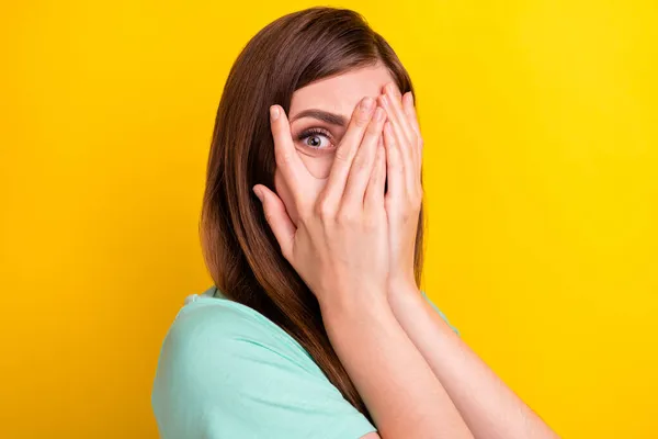 Foto von vernarbten brünetten Frisur Millennial Dame in der Nähe Gesicht tragen Krickente T-Shirt isoliert auf gelbem Hintergrund — Stockfoto