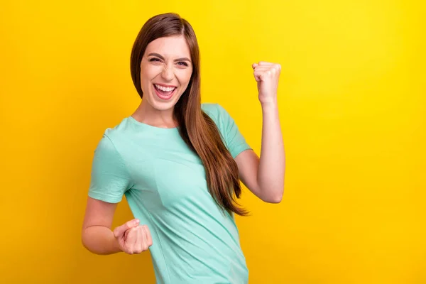 Фото фанки брюнетки прическа Millennial дамы кулаки кричать носить бирюзовые футболки изолированы на желтом фоне — стоковое фото