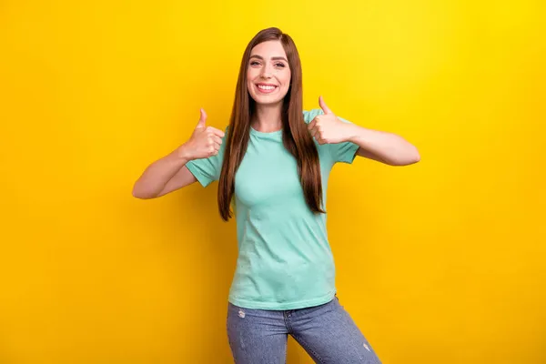 Foto de otimista morena penteado milenar senhora polegar até desgaste camiseta teal isolado no fundo de cor amarela — Fotografia de Stock