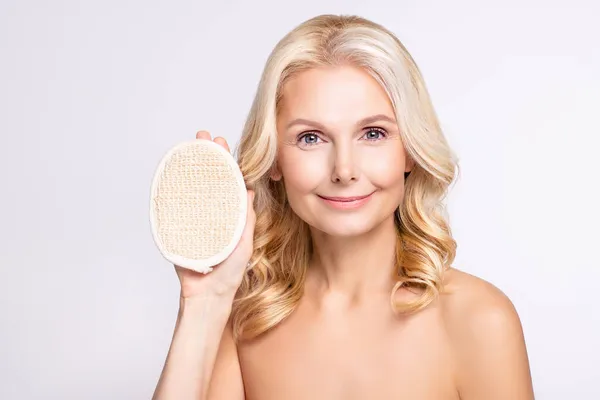 Ritratto di donna attraente che tiene in mano scrub spazzola soluzione peeling domestico isolato su sfondo di colore bianco — Foto Stock