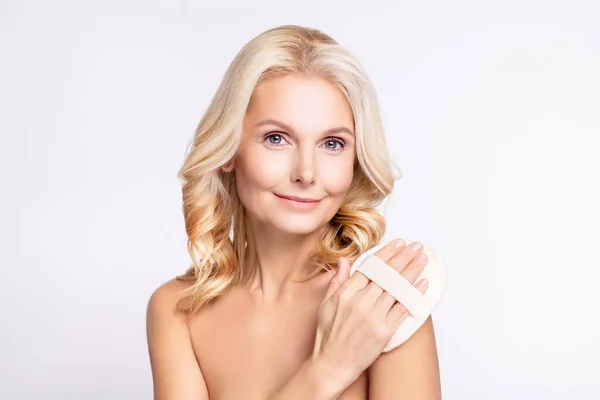 Πορτρέτο της ελκυστικής γυναίκας κάνει μασάζ με βούρτσα τρίψιμο εγχώρια ξεφλούδισμα καθαρό δέρμα απομονώνονται σε λευκό φόντο χρώμα — Φωτογραφία Αρχείου