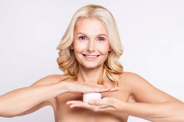 Ritratto di attraente donna allegra che tiene in mano gel balsamo soluzione cosmetica facciale isolato su sfondo di colore bianco — Foto Stock
