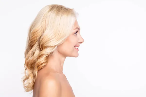 Προφίλ πλευρά προβολή πορτρέτο του ελκυστική χαρούμενη γκρίζα μαλλιά γυναίκα αντίγραφο κενό χώρο σύγχρονο χτένισμα απομονώνονται σε λευκό φόντο χρώμα — Φωτογραφία Αρχείου